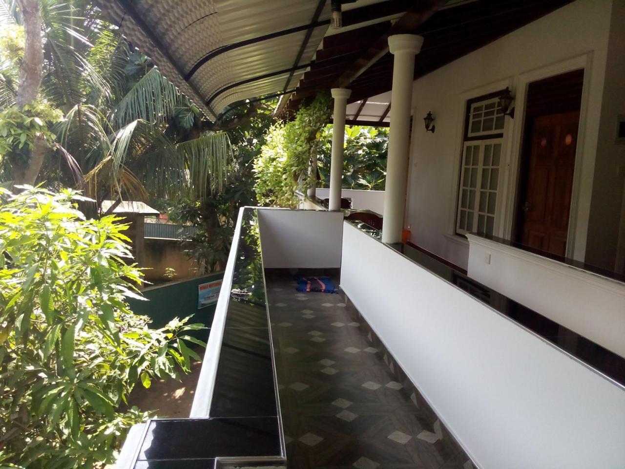 Lionka Guesthouse Mirissa Exterior photo